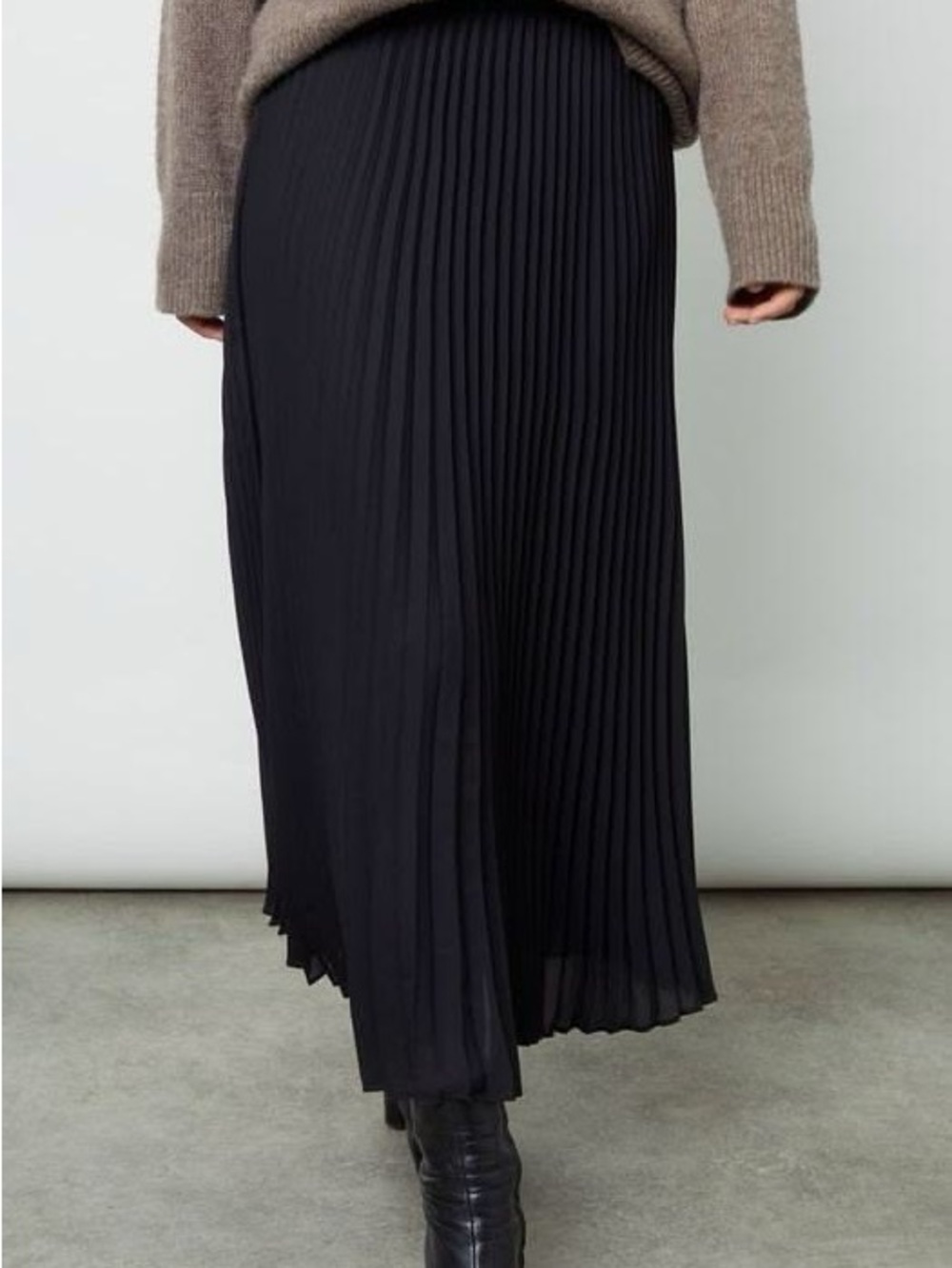 ZARA pleated skirt. Black. High-waist Size S